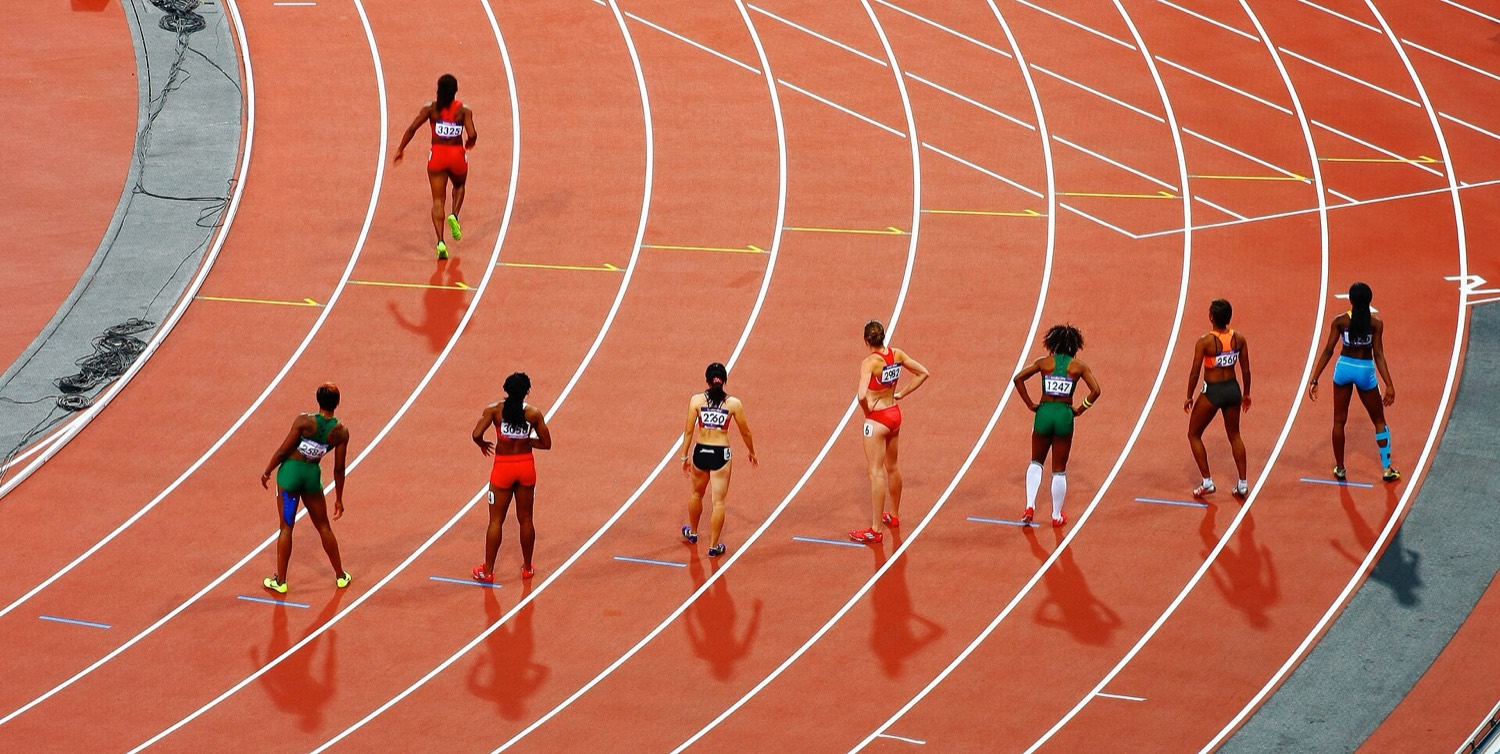上空から見た陸上トラックを走る選手たち