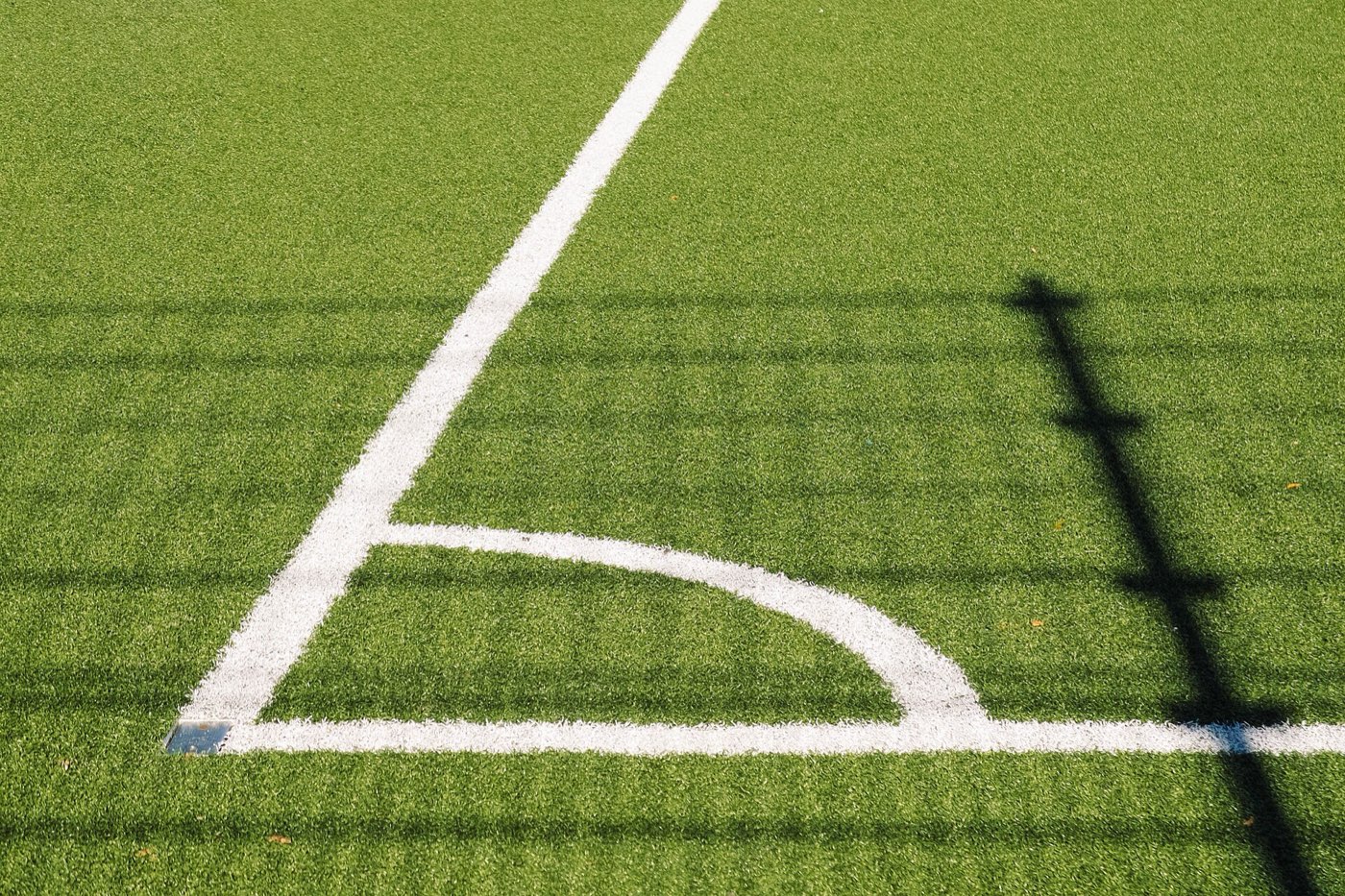 人工芝のサッカーコートのコーナー